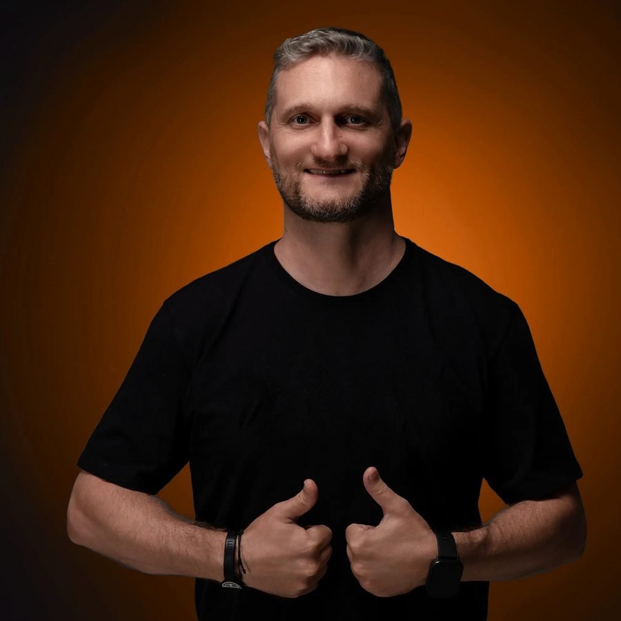 Jesús Rey com os dois polegares para cima