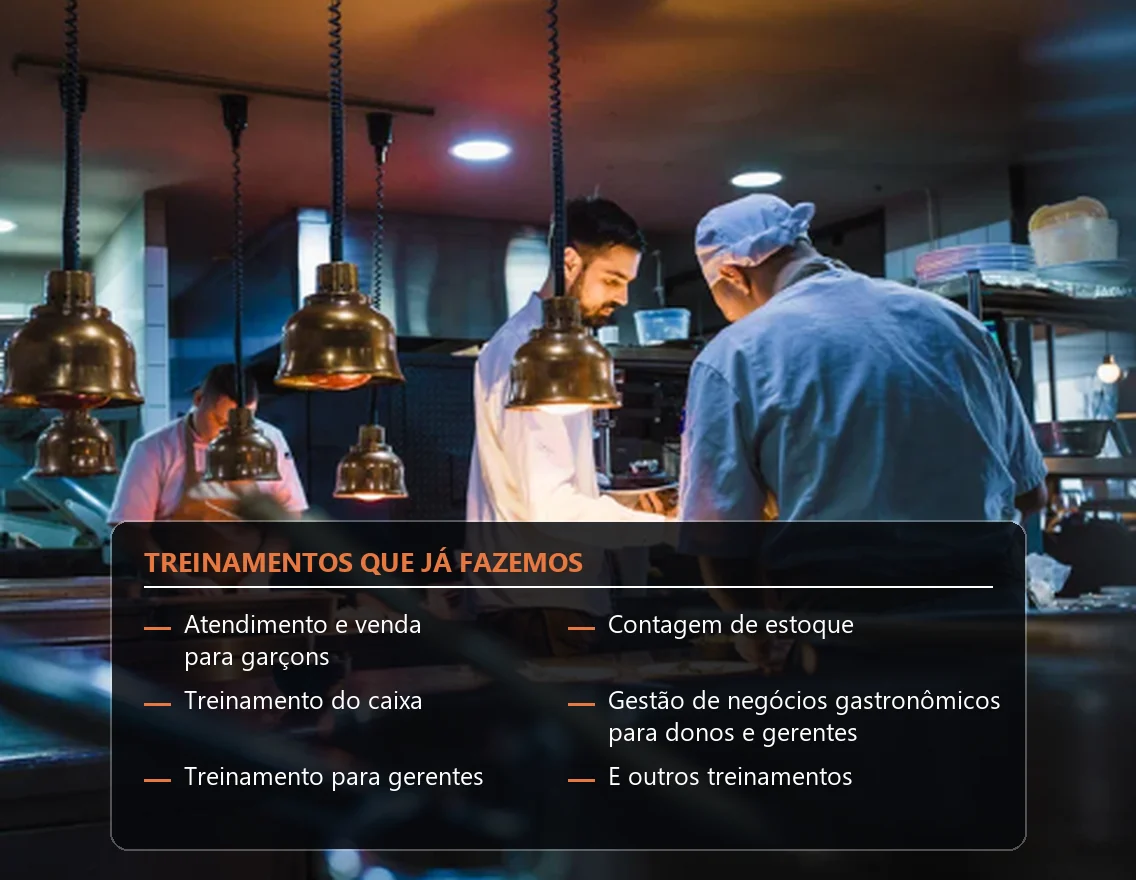 Equipe trabalhando na cozinha de um restaurante, com a lista de treinamentos oferecidos: atendimento e venda para garçons, caixa, gerentes, contagem de estoque e gestão de negócios gastronômicos